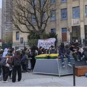 À Paris, blocus lycéen contre la militarisation de la jeunesse