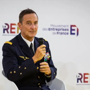 Le général Mandon invité à l’assemblée des patrons