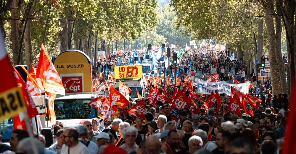 Au moment où les gouvernements en Europe poussent à la guerre…